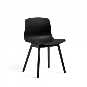 Silla AAC 12 de madera y polipropileno de HAY ideal para espacios exclusivos.