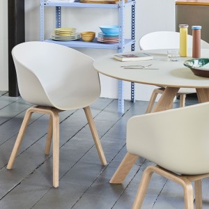 Silla AAC 22 de Hay nórdica de madera y polipropileno ideal para espacios modernos.