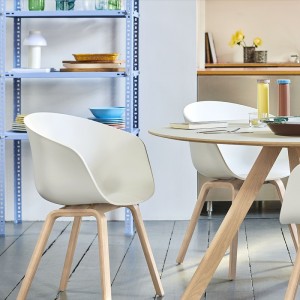Silla AAC 22 de Hay nórdica de madera y polipropileno ideal para espacios modernos.