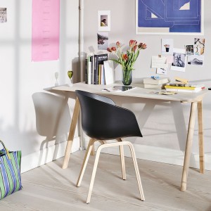 Silla AAC 22 de Hay nórdica de madera y polipropileno ideal para espacios modernos.