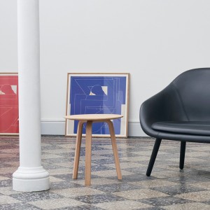 Mesa auxiliar Bella Coffee de Hay en madera para salones modernos.