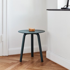 Mesa auxiliar Bella Coffee de Hay en madera para salones modernos.