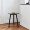 Mesa auxiliar Bella Coffee de Hay en madera para salones modernos.