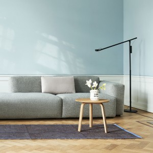 Mesa auxiliar Bella Coffee de Hay en madera para salones modernos.