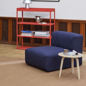 Mesa auxiliar Bella Coffee de Hay en madera para salones modernos.