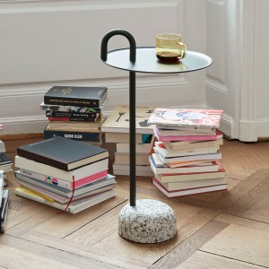 Mesa auxiliar Bowler de diseño moderno y exclusivo de Hay para espacios públicos.