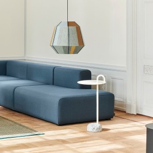 Mesa auxiliar Bowler de diseño moderno y exclusivo de Hay para espacios públicos.
