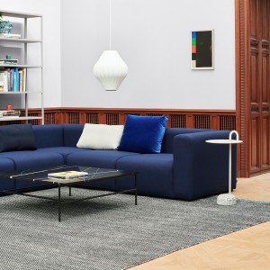 Mesa auxiliar Bowler de diseño moderno y exclusivo de Hay para espacios públicos.