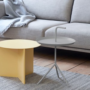 Mesa de acero Don't leave me moderna y elegante de Hay para instalaciones.