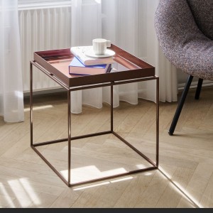 Mesa auxiliar multifuncional Tray M de HAY con gran diseño elegante y versatil.