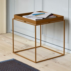Mesa auxiliar multifuncional Tray M de HAY con gran diseño elegante y versatil.