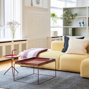 Mesa de centro multifuncional Tray Coffee Table de HAY, con un diseño elegante y moderno