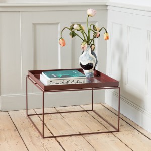 Mesa de centro multifuncional Tray Coffee Table de HAY, con un diseño elegante y moderno