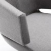 Butaca Lotus de Bensen con una base giratoria y un diseño moderno, lleno de elegancia.