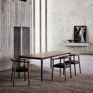 Sillón Tokyo de Bensen en madera maciza con diseño moderno y asiento tapizado en piel.