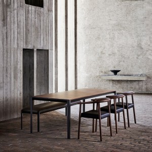 Sillón Tokyo de Bensen en madera maciza con diseño moderno y asiento tapizado en piel.