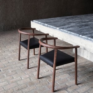 Sillón Tokyo de Bensen en madera maciza con diseño moderno y asiento tapizado en piel.