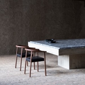 Sillón Tokyo de Bensen en madera maciza con diseño moderno y asiento tapizado en piel.