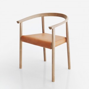 Sillón Tokyo de Bensen en madera maciza con diseño moderno y asiento tapizado en piel.