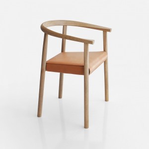 Sillón Tokyo de Bensen en madera maciza con diseño moderno y asiento tapizado en piel.