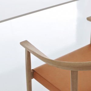 Sillón Tokyo de Bensen en madera maciza con diseño moderno y asiento tapizado en piel.