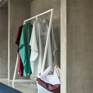 Perchero Loop Wardrobe de Hay. Muebles de diseño minimalista modernos y elegantes.