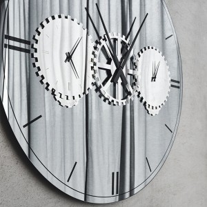 Espejo Times de Cattelan Italia. Espejo con reloj. Espejos de pared modernos.