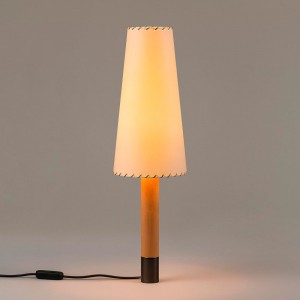 Lámpara sobremesa Básica M2 1987 de Santa & Cole. Lámparas de diseño moderno.