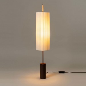 Lámpara pie Dórica 1994 de Santa & Cole. Lámparas de diseño moderno y elegante.