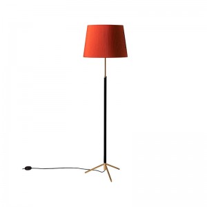 Lámpara pie de salón G1 1963 de Santa & Cole. Lámparas de diseño moderno.