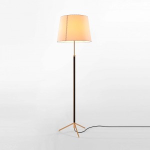 Lámpara pie de salón G1 1963 de Santa & Cole. Lámparas de diseño moderno.