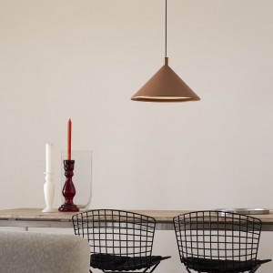 Lámpara suspensión Cono elegante y perfecta para comedores de Martinelli Luce.