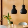 Florero Moon Eye Vase de Fritz Hansen con diseño moderno y elegante de vidrio ahumado.