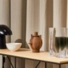 Florero Moon Eye Vase de Fritz Hansen con diseño moderno y elegante de vidrio ahumado.