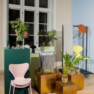 Florero Moon Eye Vase de Fritz Hansen con diseño moderno y elegante de vidrio ahumado.