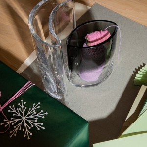 Florero Moon Eye Vase de Fritz Hansen con diseño moderno y elegante de vidrio ahumado.