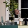 Florero Moon Eye Vase de Fritz Hansen con diseño moderno y elegante de vidrio ahumado.