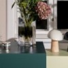 Florero Moon Eye Vase de Fritz Hansen con diseño moderno y elegante de vidrio ahumado.