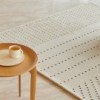 Alfombra de puntos de Fritz Hansen con diseños estilizados y acabados modernos.