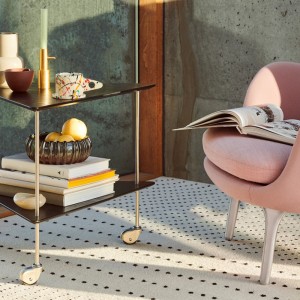 Alfombra de puntos de Fritz Hansen con diseños estilizados y acabados modernos.