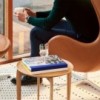 Alfombra de puntos de Fritz Hansen con diseños estilizados y acabados modernos.
