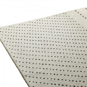 Alfombra de puntos de Fritz Hansen con diseños estilizados y acabados modernos.