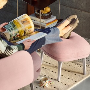 Alfombra de puntos de Fritz Hansen con diseños estilizados y acabados modernos.