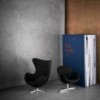 Sillón Miniature Egg tapizada Frizt Hanse con un diseño danes moderno y elegante.