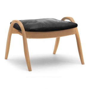 Reposapiés FH430 de Carl Hansen and Son con diseño modernos y acabados de lujo.