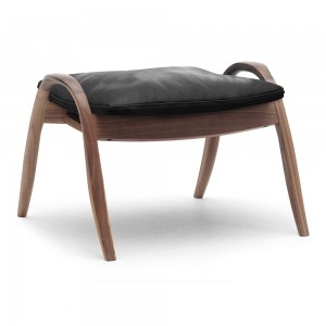 Reposapiés FH430 de Carl Hansen and Son con diseño modernos y acabados de lujo.