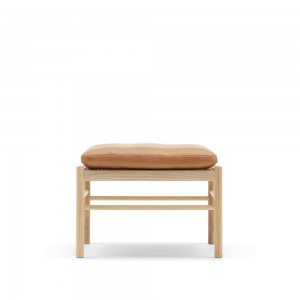 Reposapiés Colonial OW149F de Carl Hansen and Son. Reposapiés de diseño moderno.