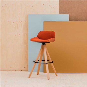 Taburete Nuez con base giratoria en madera de fresno. Colección Andreu World.