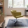 Butaca Lotus de Bensen con una base giratoria y un diseño moderno, lleno de elegancia.