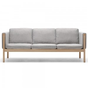 Sofá CH163 en tela de Carl Hansen and Son con un diseño moderno y elegante que entrega calidad a cualquier espacio.